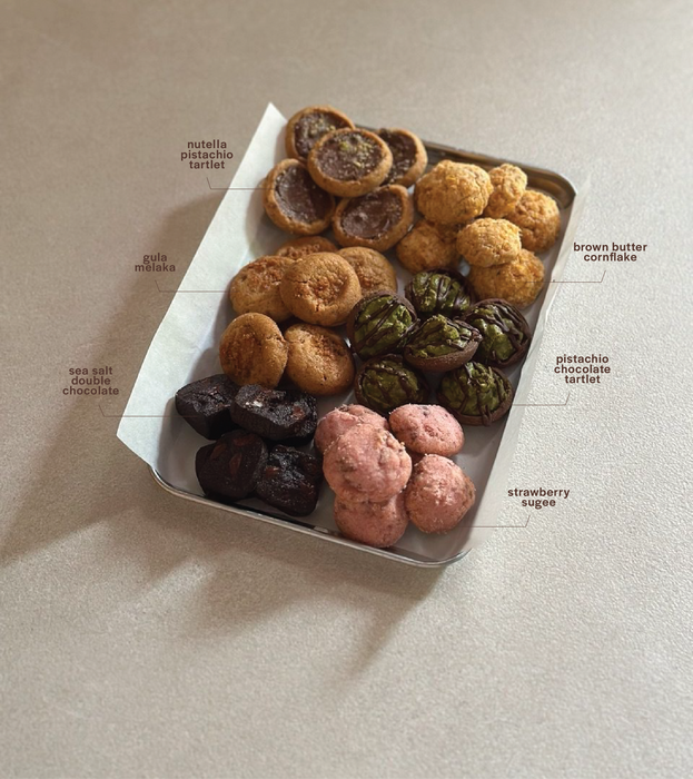 box of 4 petite bottled cookies